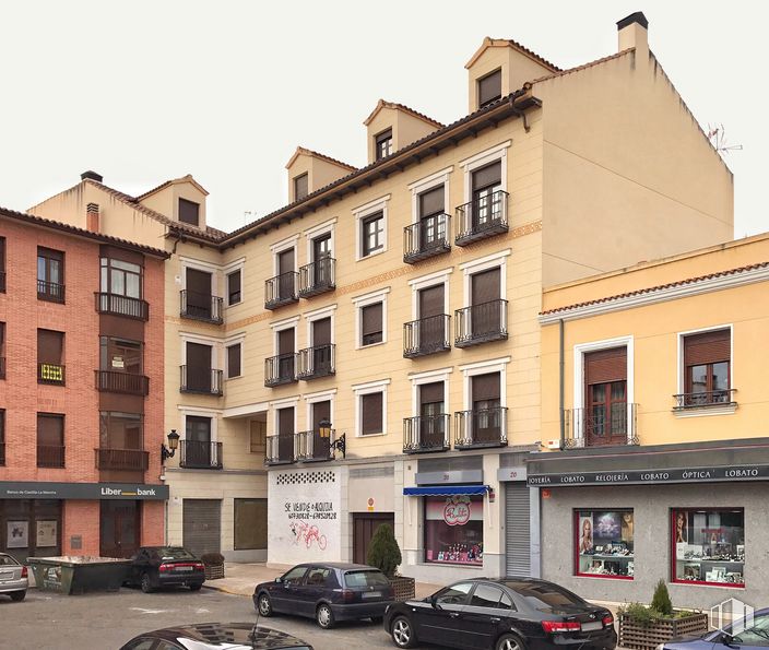 Retail for sale at Plaza España, 20, Torrijos, Toledo, 45500 with car, window, building, wheel, tire, property, vehicle, sky, urban design and condominium around