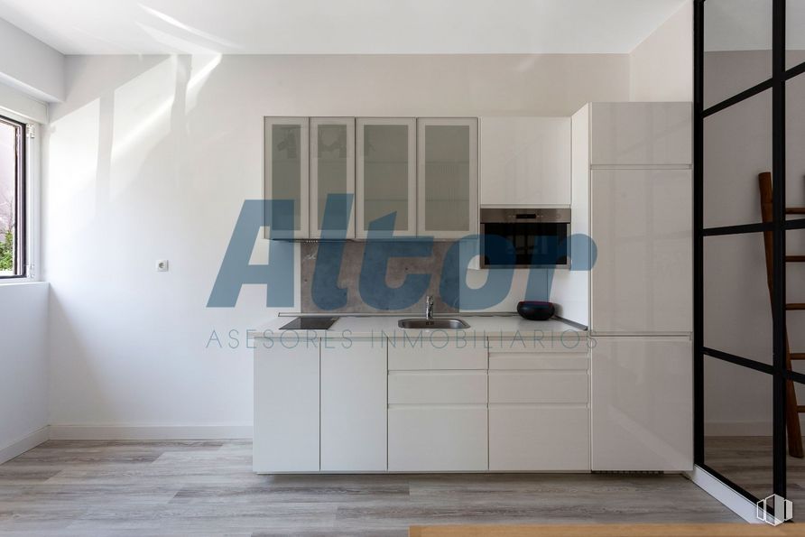 Local en venta en Calle Arzúa, Hortaleza, Madrid, 28033 con ebanistería, ventana, accesorio, madera, edificio, suelos, suelo, rectángulo, pintura y madera dura alrededor