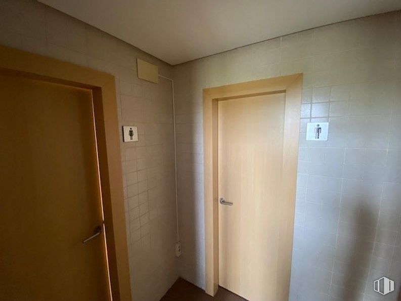 Office for rent at Zona Avenida Europa, Toledo, 45003 with door, fixture, wood, handle, building, paint, floor, home door, flooring and composite material around