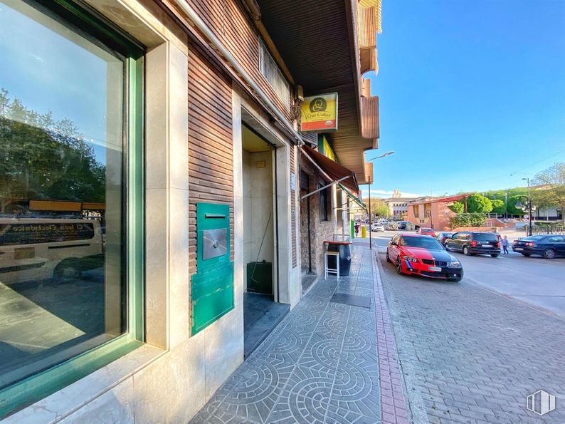 Retail for rent at Zona centro, Mora, Toledo, 45400 with car, property, wheel, building, vehicle, sky, window, tire, road surface and automotive lighting around