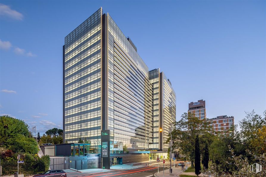 Oficina en alquiler en Edificio One Ágora, Calle Serrano Galvache, 26, Ciudad Lineal, Madrid, 28033 con edificio, cielo, rascacielos, luz de la calle, árbol, planta, infraestructura, nube, bloque de pisos y torre alrededor