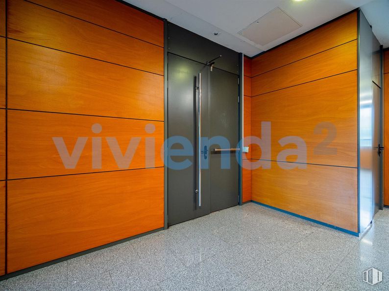 Oficina en venta en Zona San Blas, San Blas - Canillejas, Madrid, 28037 con puerta, suelos, madera, suelo, interiorismo, techo, vidrio, tinte para madera, madera dura y puerta de casa alrededor