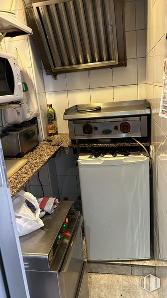 Local en alquiler en Calle Aviador Zorita, 39, Tetuán, Madrid, 28020 con horno microondas, aparato de cocina, electrodoméstico, botella, cocina, gas, avión, estufa, electrodoméstico y máquina alrededor