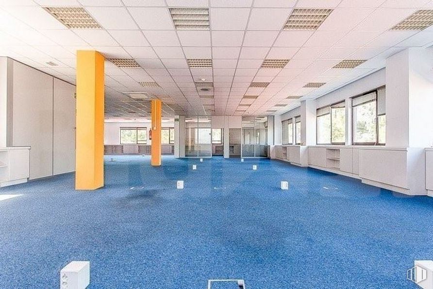 Oficina en alquiler y venta en Calle Rosa de Lima, Las Rozas de Madrid, Madrid, 28290 con edificio, ventana, pasillo, casa, diseño de interiores, piscina, pavimento, piso, ocio y condominio alrededor