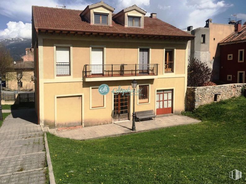 Local en venta en Travesía Robledo, San Ildefonso, Segovia, 40100 con casa, ventana, cielo, nube, edificio, planta, lote de tierra, hierba, diseño urbano y barrio alrededor