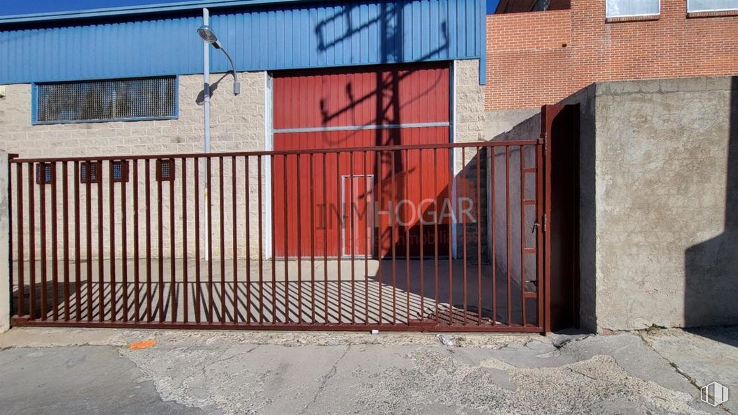 Industrial for sale at Polígono Hervencias, Ávila, 05004 with window, door, wood, road surface, building, fence, brick, asphalt, brickwork and wall around