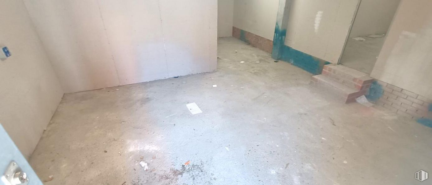 Retail for sale at Los Valles - Sanz Vázquez - El Fuerte, Guadalajara, 19005 with flooring, floor, composite material, gas, wood, building material, concrete, hardwood, stain and paint around