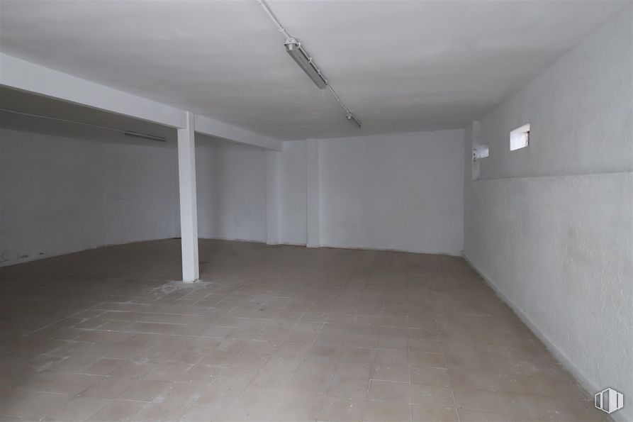 Nave en alquiler en Calle Garci-Nuño, 35, Tetuán, Madrid, 28029 con lámpara, suelo, edificio, suelos, techo, material compuesto, hormigón, accesorio, vidrio y evento alrededor