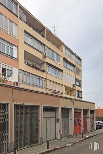 Local en alquiler en Calle Aguilafuente, 29, Moncloa - Aravaca, Madrid, 28039 con edificio, ventana, cielo, propiedad, nube, arquitectura, madera, diseño urbano, barrio y área residencial alrededor