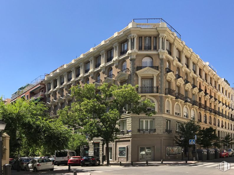 Retail for sale at Calle Manuel Cortina, Chamberí, Madrid, 28010 with building, sky, window, car, urban design, condominium, tree, neighbourhood, vehicle and residential area around