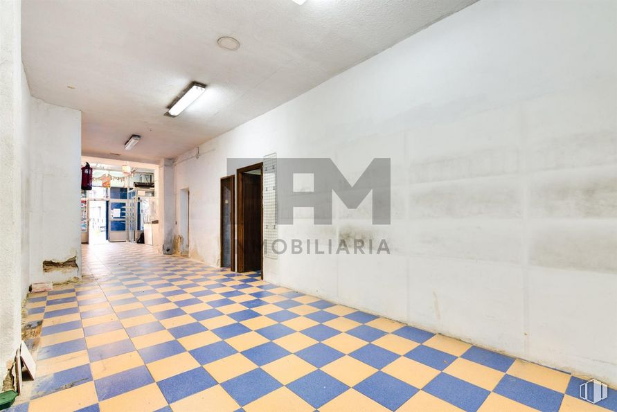 Local en venta en Zona Bravo Murillo, Tetuán, Madrid, 28039 con lámpara, puerta, alumbrado, suelo de baldosas, accesorio, suelos, hall, suelo, madera y techo alrededor