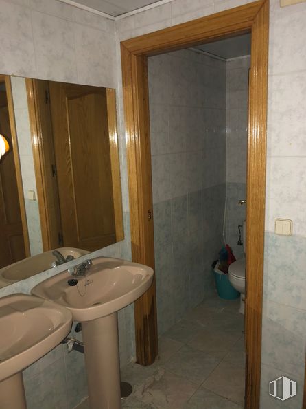 Local en venta en Calle Argentina, 13, Leganés, Madrid, 28914 con fregadero, accesorio de plomería, espejo, grifo, lavabo del baño, edificio, baño, accesorio, fluido y diseño de interiores alrededor