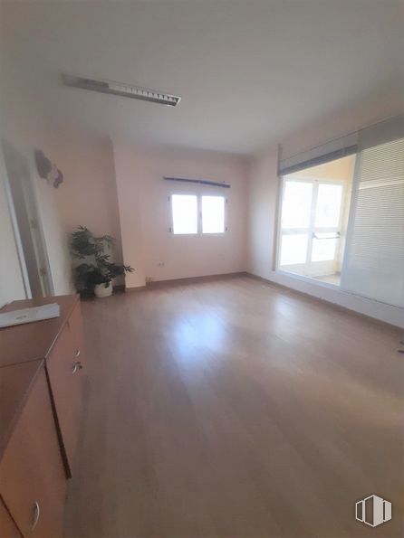 Local en alquiler en Zona La Poveda, Arganda del Rey, Madrid, 28500 con ventana, cajonera, planta de interior, edificio, accesorio, madera, sombra, pavimento, persiana de la ventana y piso alrededor