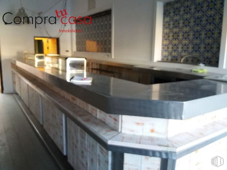 Retail for rent at Carretera San Rafael, Segovia, 40006 with cabinetry, building, property, wood, interior design, countertop, flooring, floor, house and wall around