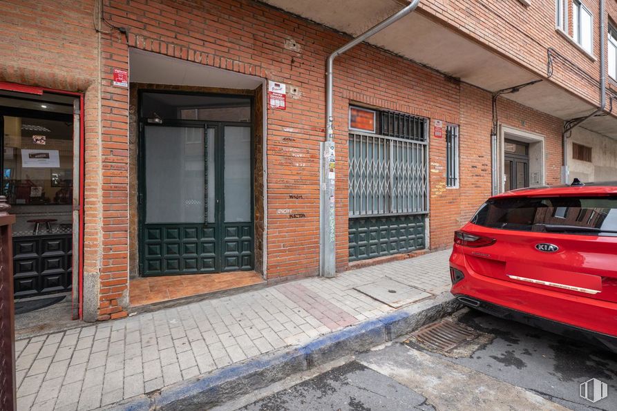 Retail for sale at Calle Virgen de las Fuentes, Ávila, 05005 with car, brick, brickwork, automotive parking light, automotive lighting, door, automotive tail & brake light, family car, sidewalk and vehicle registration plate around