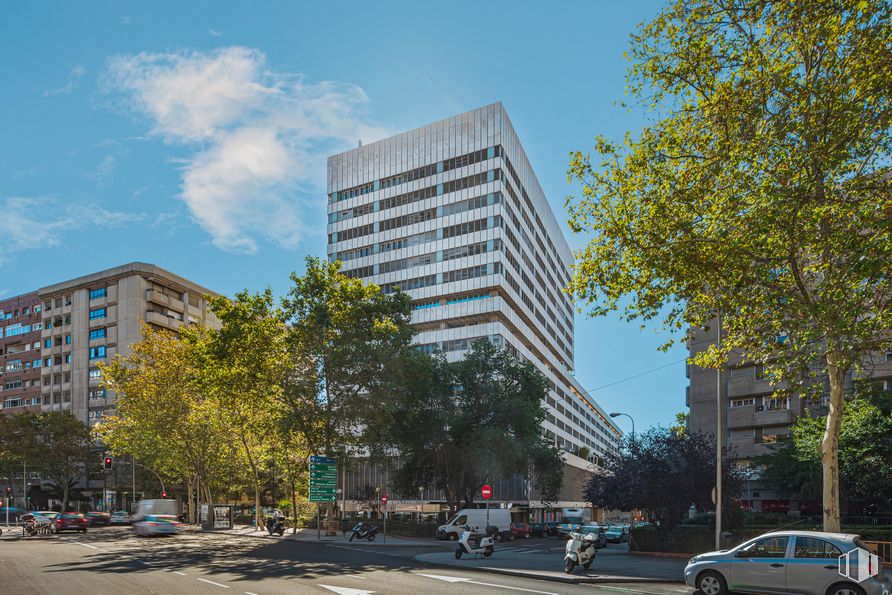 Oficina en alquiler en Edificio Eurobuilding II, Calle Orense, 69, Tetuán, Madrid, 28020 con coche, edificio, cielo, rueda, neumático, propiedad, nube, rascacielos, infraestructura y árbol alrededor