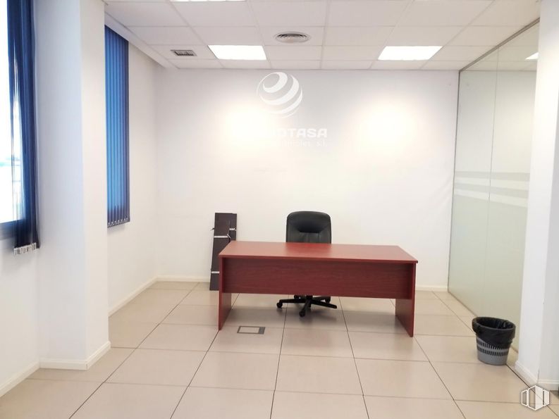 Office for sale at Calle Severo Ochoa, Rivas-Vaciamadrid, Madrid, 28529 with chair, desk, light fixture, furniture, interior design, flooring, floor, office chair, ceiling and lighting around