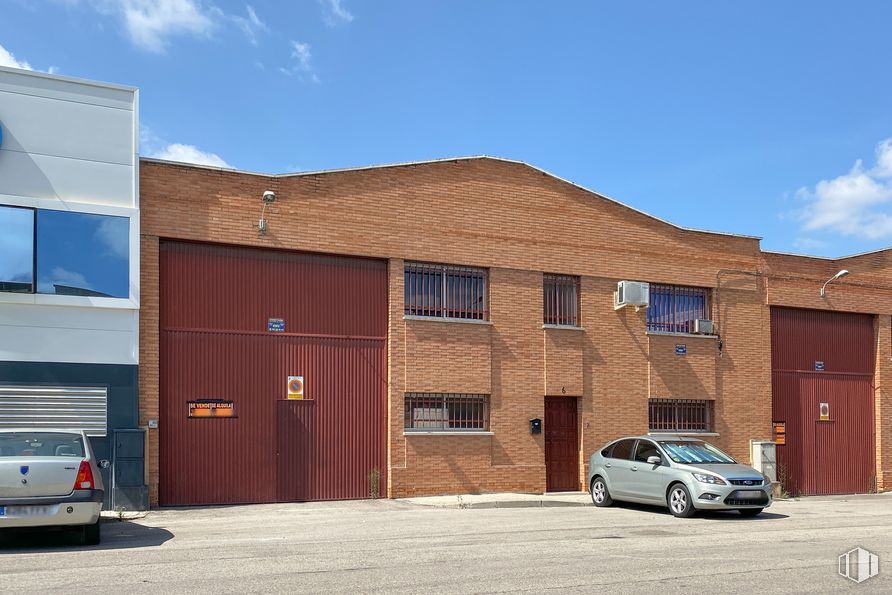 Industrial for sale & for rent at Calle Cadmio, Arganda del Rey, Madrid, 28500 with car, window, door, automotive parking light, brickwork, parking, concrete, family car, building material and garage door around