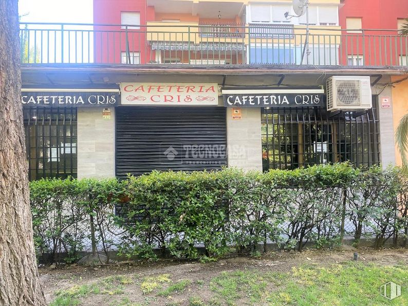 Local en venta en Avenida Olímpica, Móstoles, Madrid, 28935 con edificio, ventana, planta, propiedad, barrio, zona rural, zona residencial, inmobiliario, fachada y cubierta vegetal alrededor