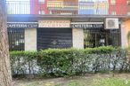 Local en venta en Avenida Olímpica, Móstoles, Madrid, 28935 con edificio, ventana, planta, propiedad, barrio, zona rural, zona residencial, inmobiliario, fachada y cubierta vegetal alrededor