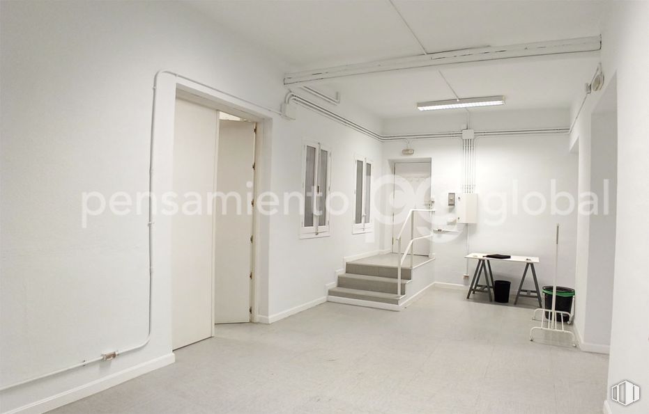 Retail for rent at Calle Olid, 5, Chamberí, Madrid, 28010 with table, light fixture, lighting, flooring, floor, ceiling, interior design, apartment, glass and loft around