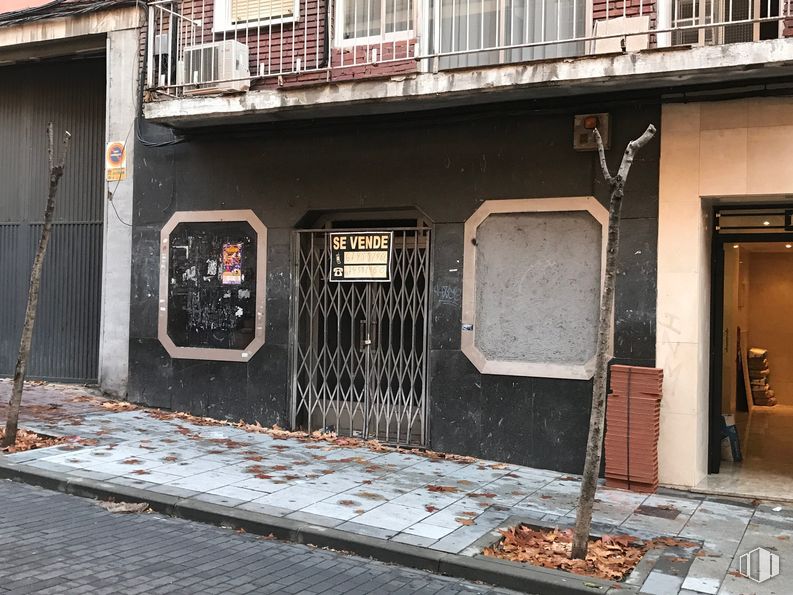 Local en alquiler y venta en Avenida Carabancheles, 15, Alcorcón, Madrid, 28921 con puerta, edificio, madera, accesorio, ladrillo, albañilería, pared, gas, superficie de carretera y carretera alrededor