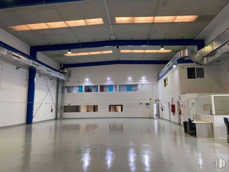 Industrial for sale at Zona empresarial Las Rozas, Las Rozas de Madrid, Madrid, 28230 with lighting, building, field house, hall, flooring, floor, ceiling, event, parking and wood around