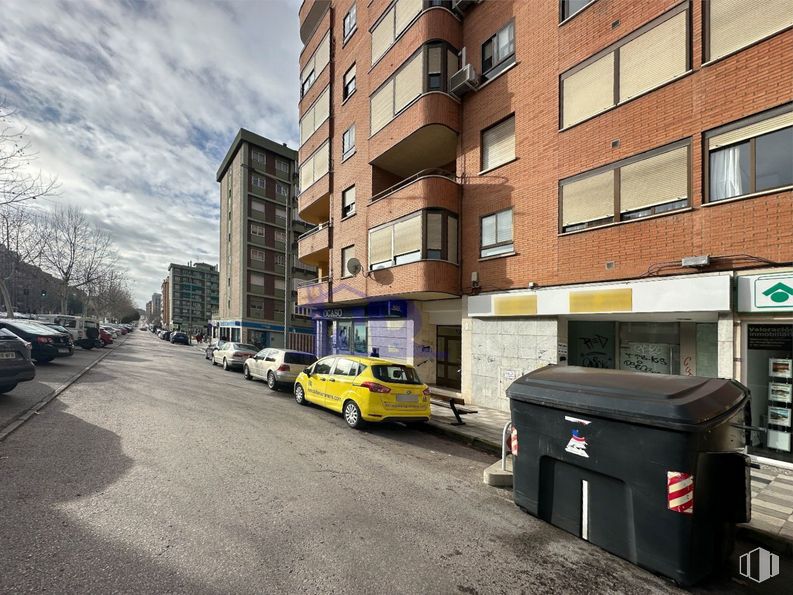 Local en alquiler en Calle Hermanos Becerril, Cuenca, 16004 con ventana, edificio, coche, nube, neumático, rueda, vehículo, superficie de la carretera, contenedor de basura y cielo alrededor