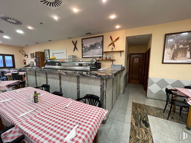 Local en venta en Avenida Colada de Pozuelo, 5, Alcorcón, Madrid, 28925 con marco, mesa, mesa, mueble, restaurante, silla, mesa de cocina y comedor, cafetería, mantel y comida alrededor