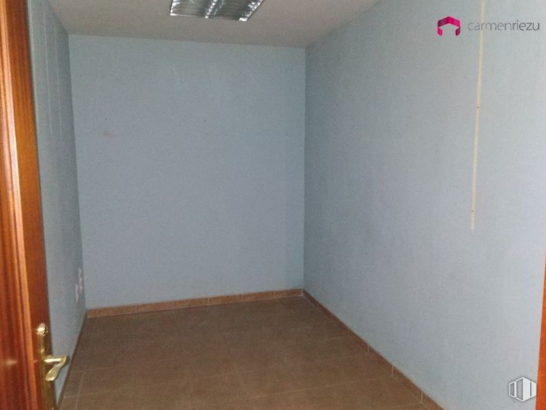 Retail for sale at Calle Carlos Rubio, 4, Tetuán, Madrid, 28039 with lighting, property, paint, fixture, floor, house, flooring, building, wood and plaster around