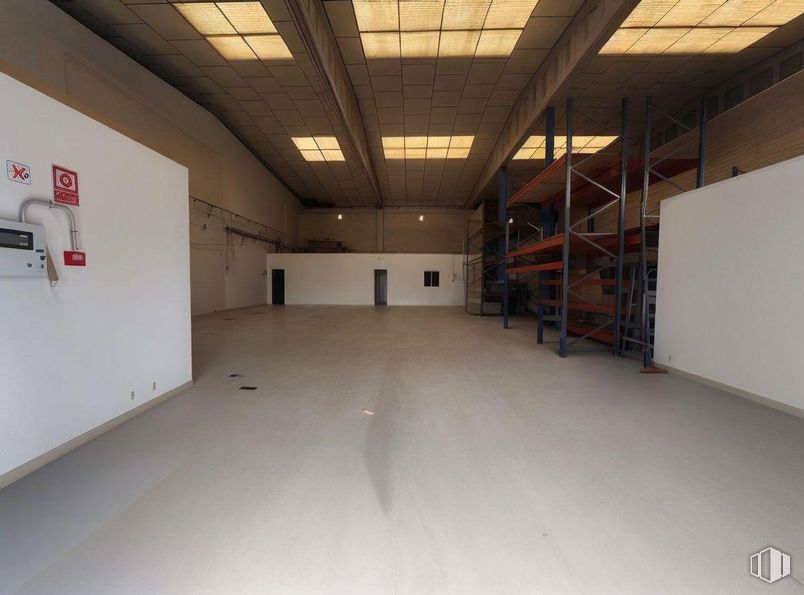 Industrial for sale at Polígono industrial Río de Janeiro, Algete, Madrid, 28110 with hall, floor, flooring, wood, ceiling, building, fixture, concrete, symmetry and event around