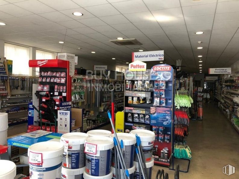 Nave en alquiler en Avenida Naciones, Illescas, Toledo, 45200 con productos envasados, estante, venta minorista, tienda de conveniencia, botella de plástico, gas, comercio, estantería, caja y cliente alrededor