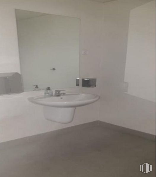 Local en venta en Calle Luis de Hoyos Sainz, Moratalaz, Madrid, 28030 con fregadero, accesorio de fontanería, grifo, baño, lavabo de baño, accesorio, morado, rectángulo, fluido y madera alrededor