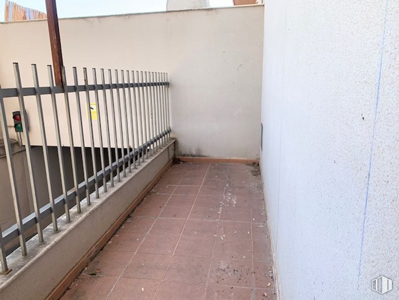 Retail for rent at Avenida de Francia, 26, Guadalajara, 19005 with wood, water, grey, floor, fence, house, composite material, wall, brickwork and road surface around