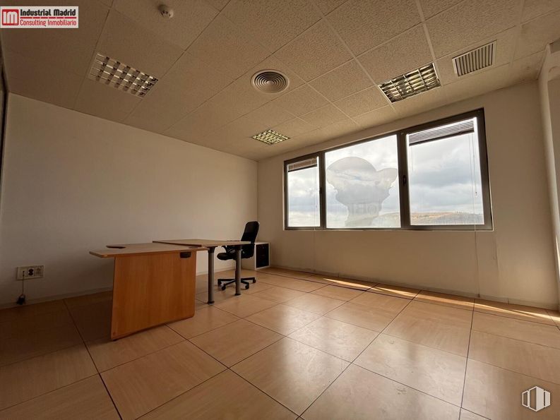 Office for sale at Calle Mariano Barbacid, Rivas-Vaciamadrid, Madrid, 28521 with light fixture, window, desk, lighting, chair, property, building, office chair, wood and hall around