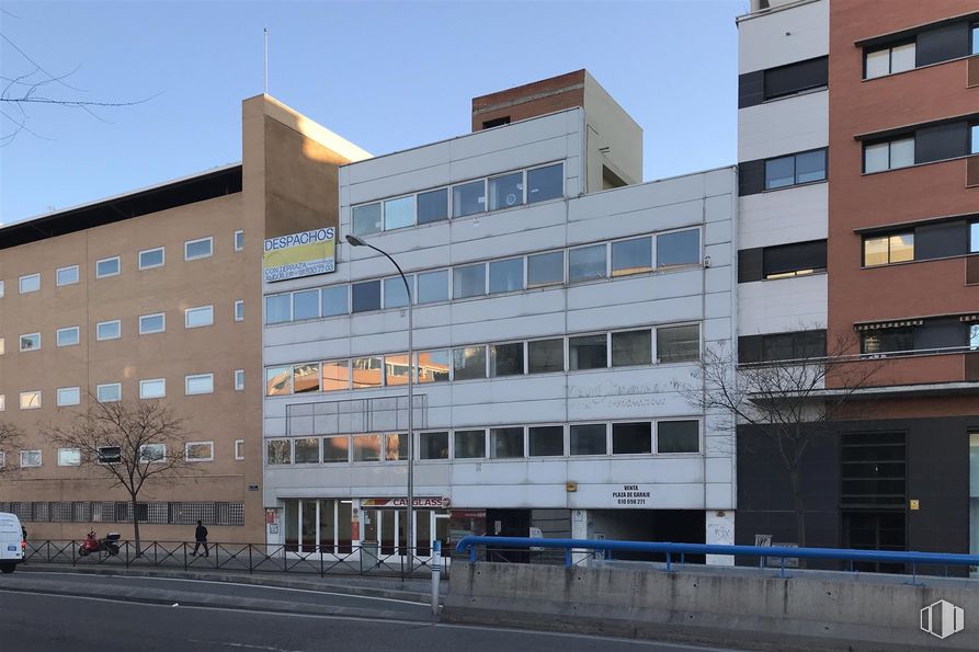 Office for rent at Calle Embajadores, Arganzuela, Madrid, 28045 with building, sky, window, urban design, tower block, street light, neighbourhood, residential area, condominium and commercial building around