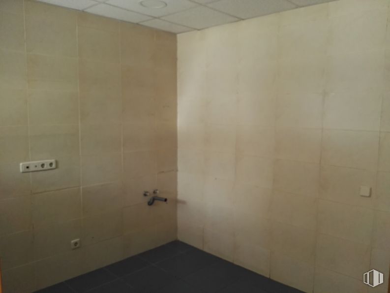 Retail for sale at Calle Honduras, 4, Coslada, Madrid, 28820 with fixture, wood, flooring, floor, material property, composite material, ceiling, glass, rectangle and plaster around