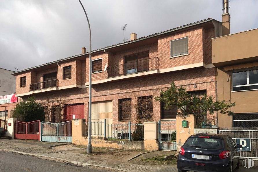 Nave en venta en Calle Somosierra, 6, Segovia, 40006 con coche, ventana, edificio, nube, cielo, neumático, vehículo, placa de matrícula del vehículo, planta y luz de la calle alrededor