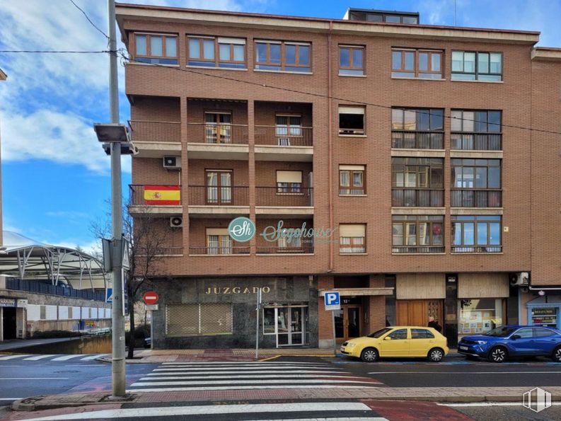 Retail for rent at Paseo Ezequiel González, Segovia, 40002 with car, building, sky, daytime, window, wheel, blue, infrastructure, cloud and street light around