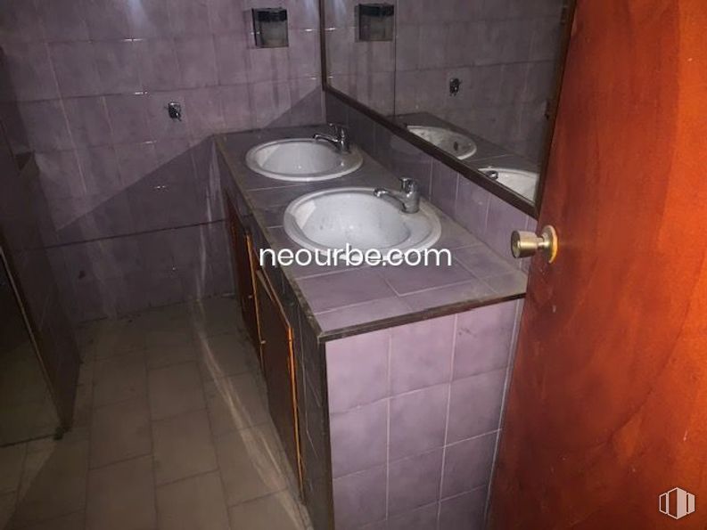 Retail for sale at Zona San Antonio, Ávila, 05005 with sink, door, bathroom cabinet, brown, plumbing fixture, bathroom sink, tap, bathroom, wood and flooring around