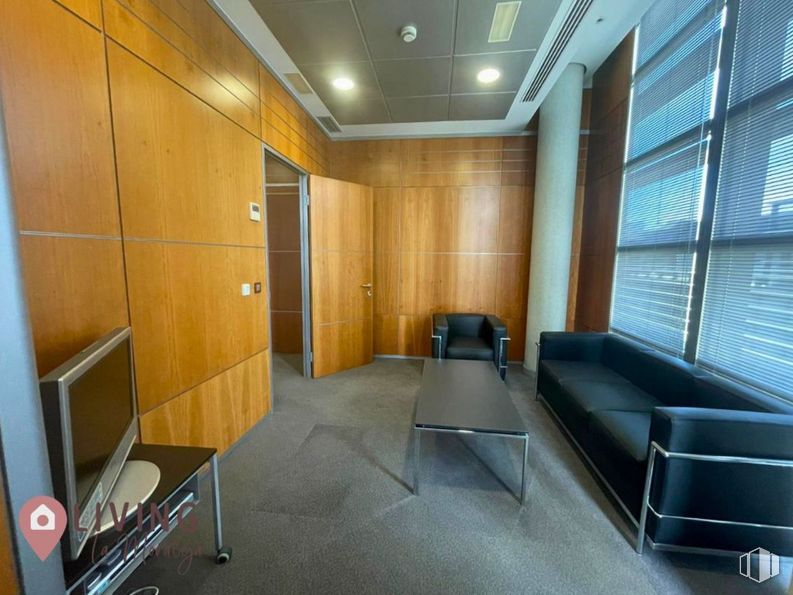 Oficina en alquiler en Zona Valdelacasa, Alcobendas, Madrid, 28108 con sofá, ventana, mesa, televisión, mueble, puerta, interiorismo, suelo, persiana de la ventana y suelos alrededor