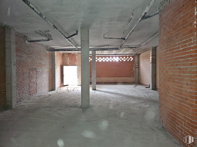 Retail for sale & for rent at Calle Juan Genovés, Torrejón de Ardoz, Madrid, 28850 with door, floor, flooring, ceiling, composite material, brick, brickwork, concrete, building material and beam around