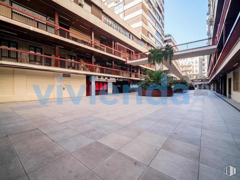 Local en venta en Calle Andrés Mellado, Chamberí, Madrid, 28015 con edificio, planta, maceta, superficie de la carretera, ventana, diseño urbano, planta de interior, espacio público, suelos y cielo alrededor