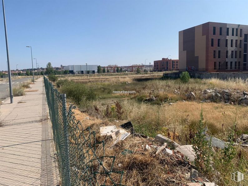 Land for sale at Calle Mombeltrán, Ávila, 05002 with building, sky, plant, land lot, street light, window, grass, urban design, real estate and landscape around