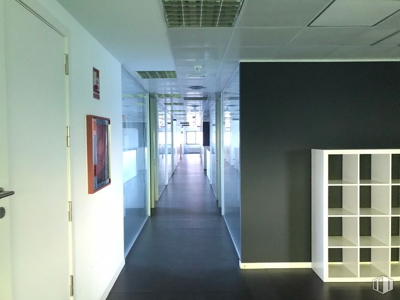 Oficina en alquiler en Calle Sofía, 10, Las Rozas de Madrid, Madrid, 28230 con estantería, puerta, accesorio, edificio, diseño de interiores, pavimentos, piso, simetría, vidrio y pasillo alrededor