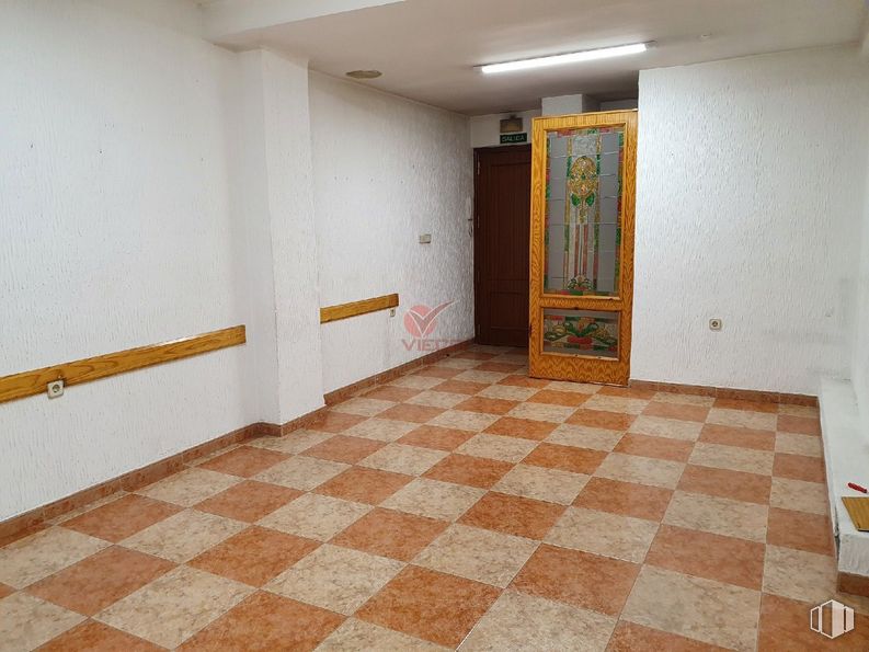 Office for sale at Zona centro, Cuenca, 16002 with door, property, fixture, tile flooring, wood, interior design, flooring, floor, paint and hall around