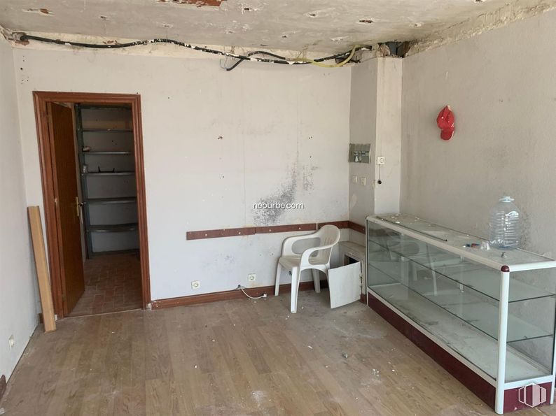 Retail for sale at Calle Agustín Rodríguez Sahagun, Ávila, 05003 with chair, furniture, property, building, interior design, wood, architecture, flooring, house and floor around