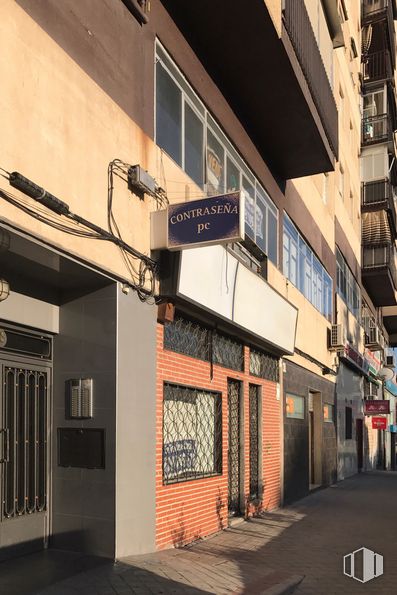 Local en alquiler y venta en Avenida Rafael Alberti, 16, Puente de Vallecas, Madrid, 28038 con edificio, ventana, pared, diseño urbano, área residencial, fachada, bienes raíces, madera, tintes y matices y superficie de carretera alrededor