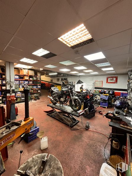 Industrial for sale at Calle Alejandro Morán, 20, Carabanchel, Madrid, 28025 with motorcycle, light fixture, lighting, wheel, tire, automotive design, building, automotive tire, motor vehicle and engineering around