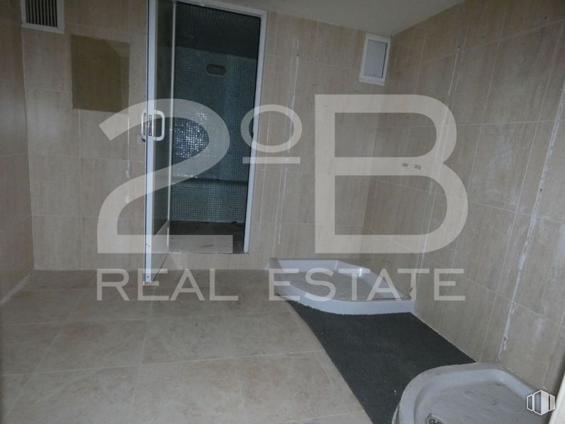 Local en venta en Zona Parque Paris, Las Rozas de Madrid, Madrid, 28230 con propiedad, edificio, madera, accesorio, gris, pared, suelo, piso, fuente y gas alrededor